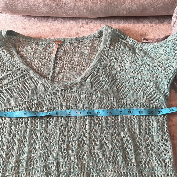 😊😊 NWOT Free People XS oversized sea green light knit sweater 😊😊 - Picture 7 of 10